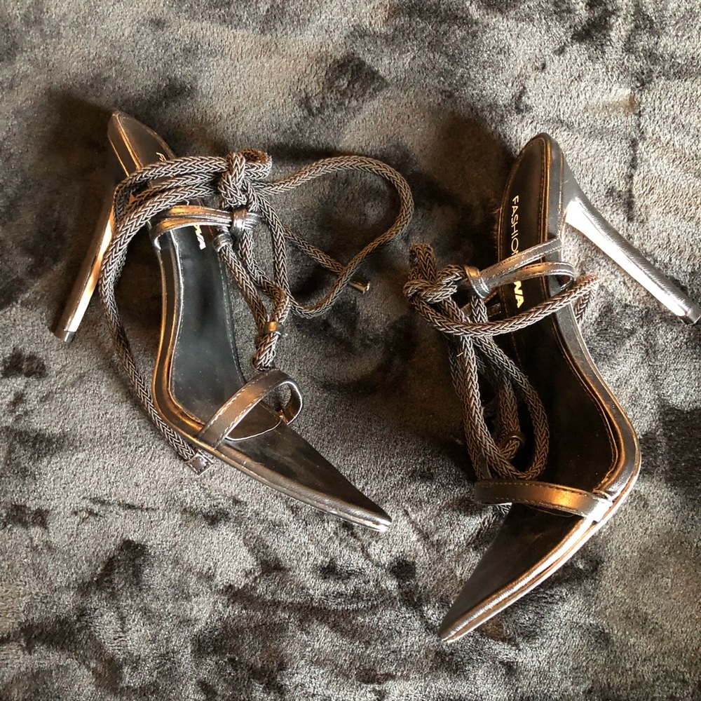 FASHIONNOVA Peveli Sandals